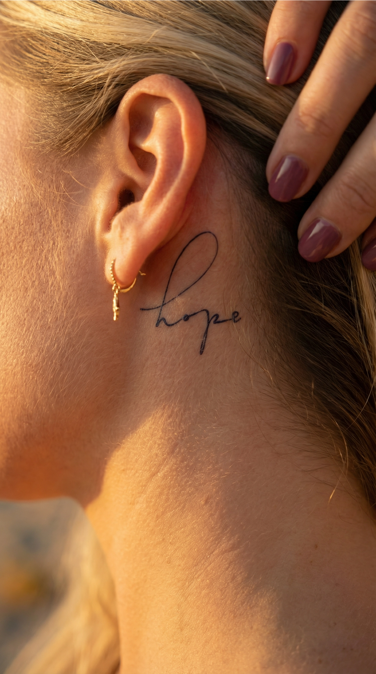 Model de tatuaj temporar cu un singur cuvânt scris cu litere latine, pe piele, ca reper pentru dimensiune și poziționare
