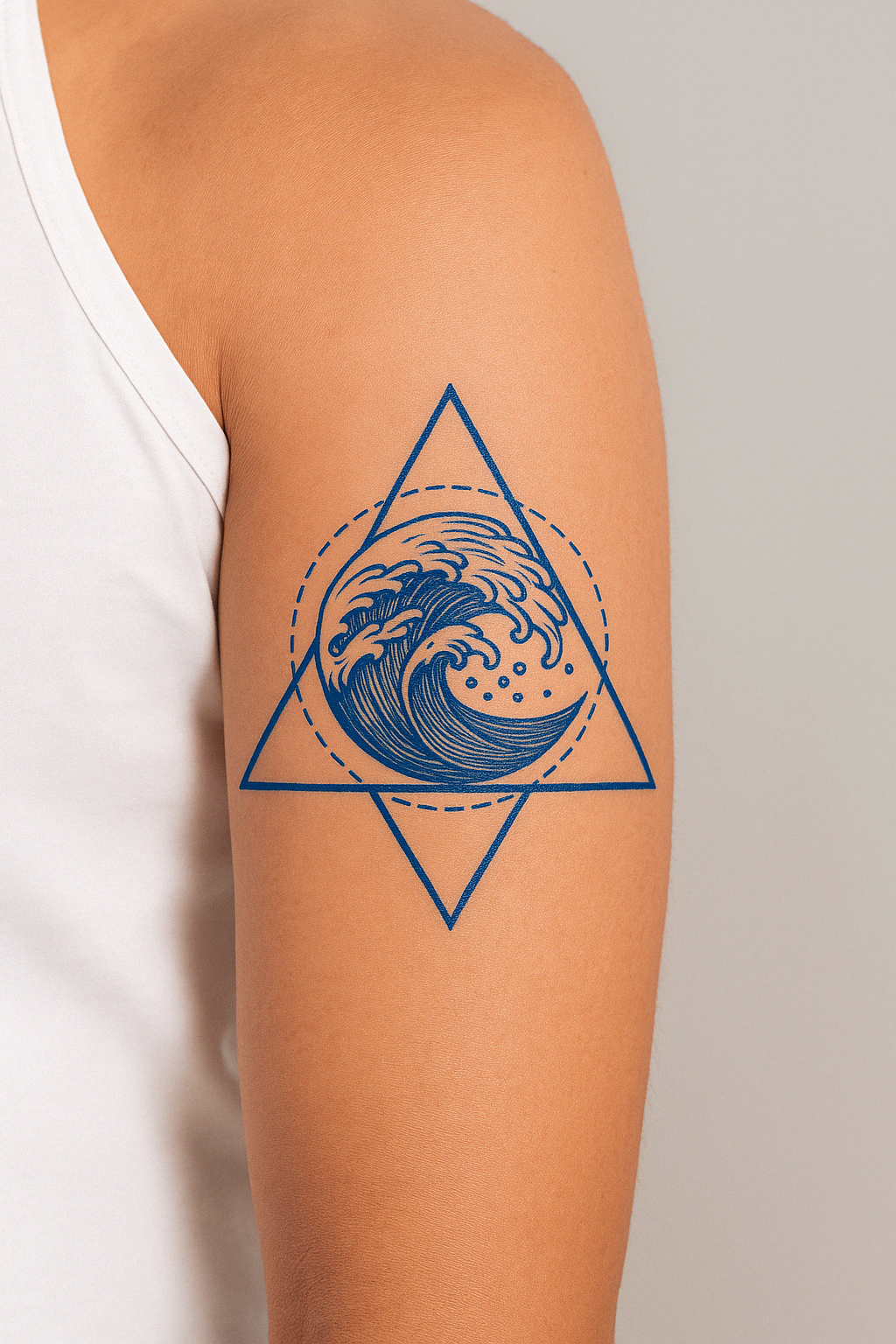 Flux – Tatuaj Semipermanent Abstract cu Linie Continuă și Energie Fluidă

